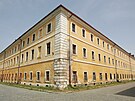 �tvercov� kas�rna se rozkl�daj� za kostelem v Josefov�. (28. kv�tna 2008)