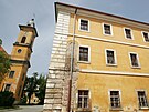 tvercová kasárna se rozkládají za kostelem v Josefov. (28. kvtna 2008)