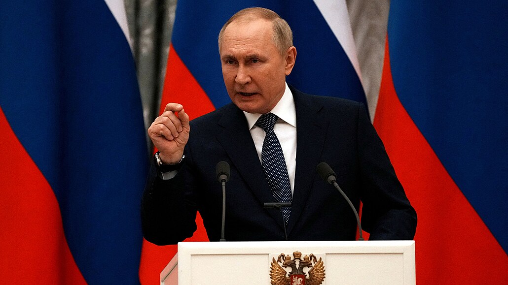 Ruský prezident Vladimir Putin na tiskové konferenci s francouzským prezidentem...