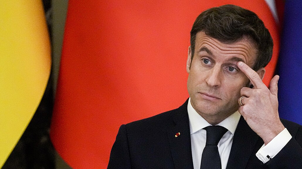 Francouzský prezident Emmanuel Macron na tiskové konferenci v Kyjev (8. února...