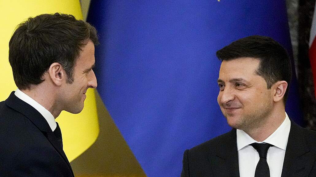 Ukrajinský prezident Volodymyr Zelenskyj (vpravo) a francouzský prezident Emmanuel Macron na spolené tiskové konferenci v Kyjev, která se konala v únoru.