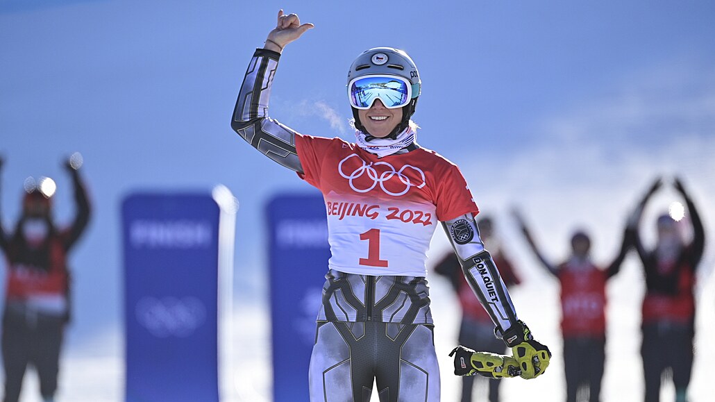 Zlatá olympijská vítzka Ester Ledecká bhem kvtinového ceremoniálu v Pekingu...