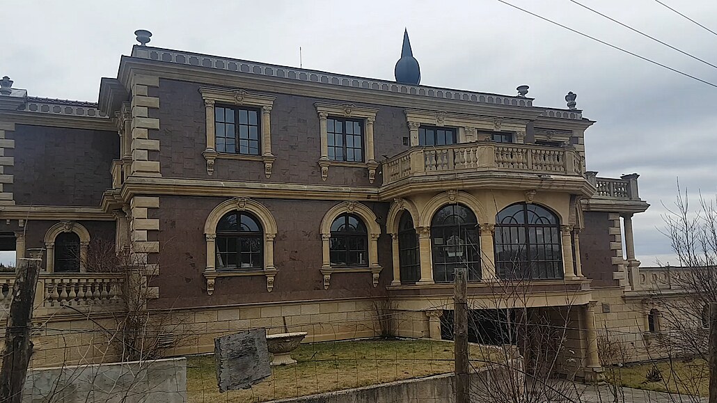 Bizarní vila u Brna je stále na prodej, za šest let klesla cena na polovinu  - iDNES.cz