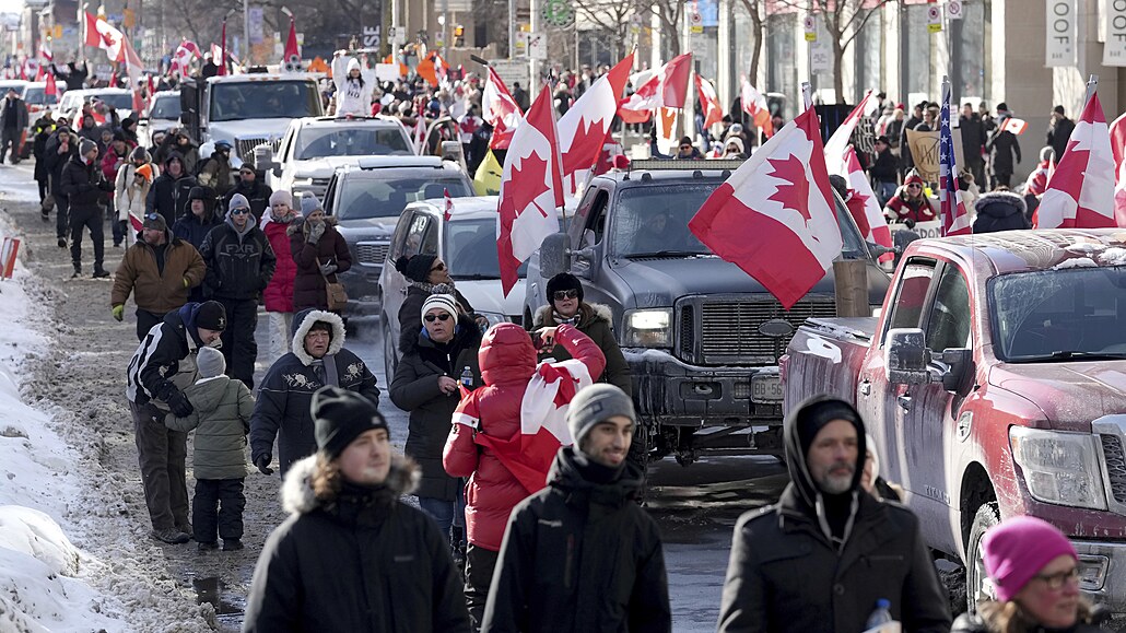 V Kanadě pokračují protesty řidičů nákladních aut proti covidovým omezením. (7....