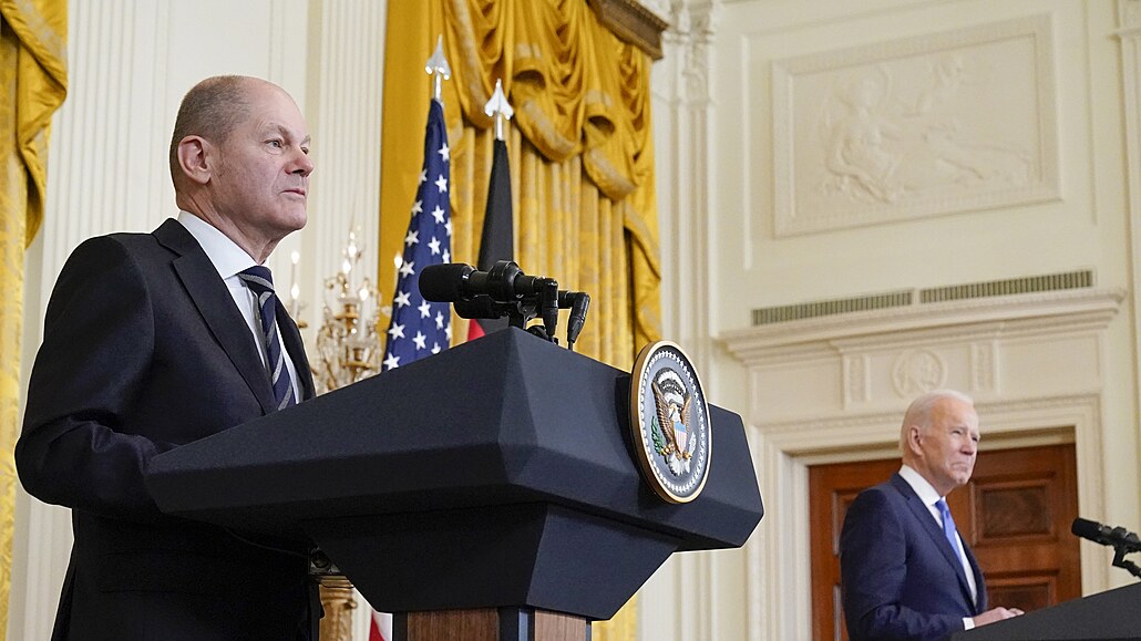 Nmecký kanclé Olaf Scholz a americký prezident Joe Biden pi jednání v Bílém...