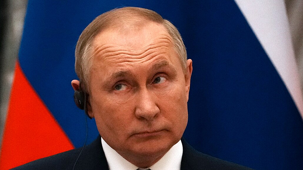 Ruský prezident Vladimír Putin na tiskové konferenci po jednání s Emmanuelem...