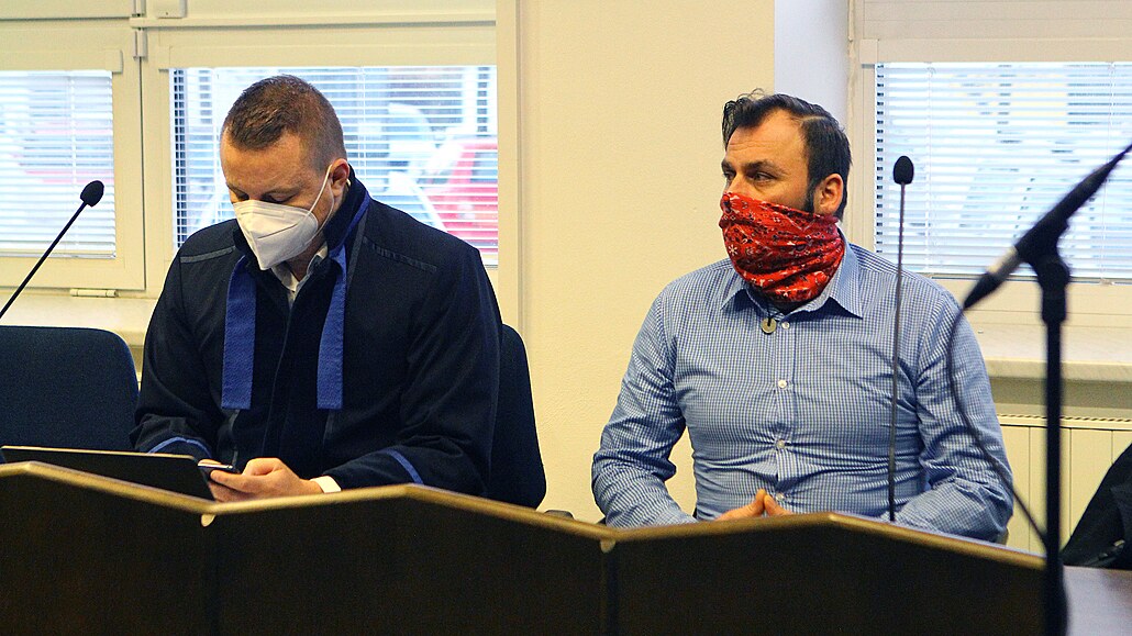 Aktivista Ivo Osovský se svým právníkem u árského okresního soudu.