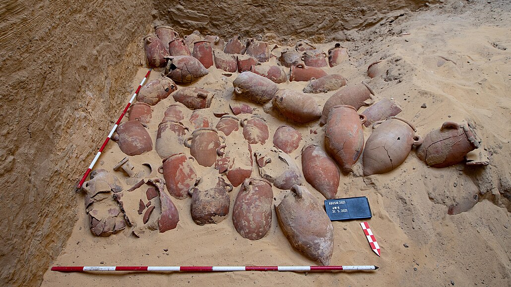 Jedna z vrstev zásobnic obsahujících zbytky po provedené mumifikaci uloených...