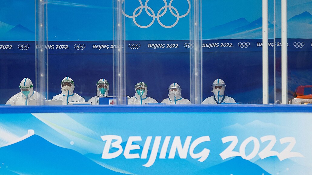 íntí zdravotníci sledují trénink eských hokejist v Pekingu.