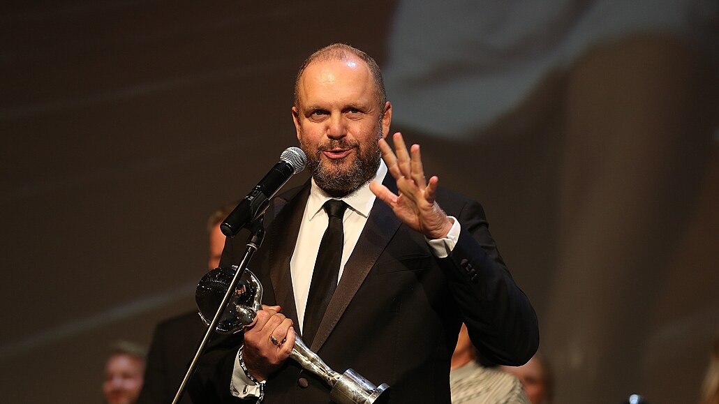 David Ond�í�ek p�ebírá cenu divák�. Film Zátopek se stal nejoblíben�j�ím...