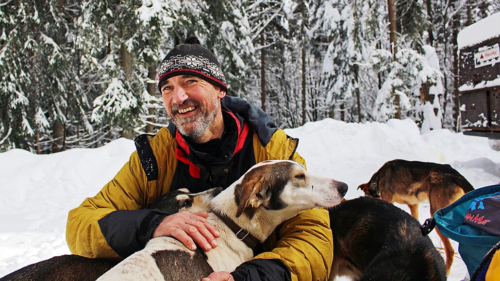 Musher Ji�í Vondrák zap�áhl do saní i nová�ky.
