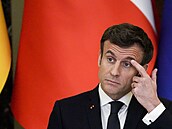 Francouzský prezident Emmanuel Macron na tiskové konferenci v Kyjev� (8. února...