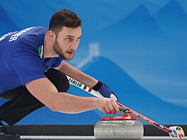 Italský curler Amos Mosaner v akci.