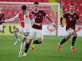 Slávista Srdjan Plav�i� v pohárovém derby odehrává mí� p�ed spar�anem Martinem...