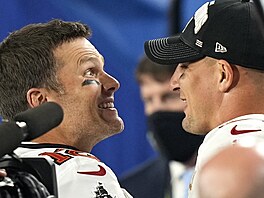Tom Brady (vlevo) a Rob Gronkowski po vítězství v Super Bowlu s Tampa Bay...