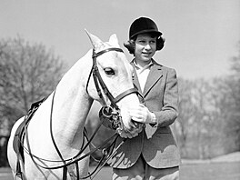 Královna Albta II. jet coby princezna (Windsor, 21. dubna 1939)