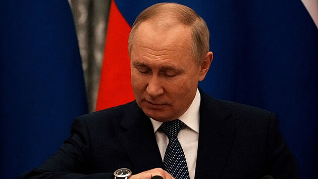 Rusk prezident Vladimir Putin na tiskov konferenci s francouzskm prezidentem Emmanuelem Macronem v Moskv (7. nora 2022)