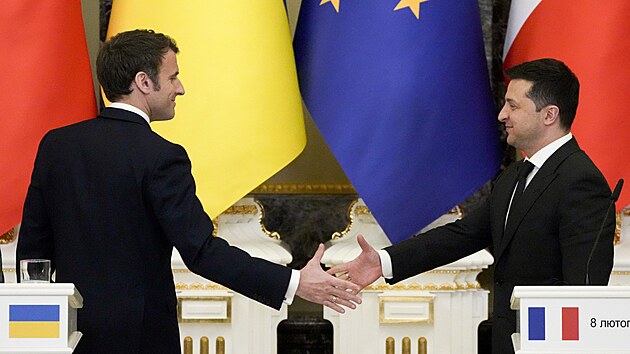 Ukrajinsk prezident Volodymyr Zelenskyj (vpravo) a  francouzsk prezident Emmanuel Macron na spolen tiskov konferenci v Kyjev (8. nora 2022)