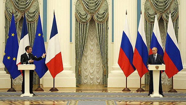 Francouzsk prezident Emmanuel Macron (vlevo) a rusk prezident Vladimir Putin na tiskov konferenci v Moskv (7. nora 2022)