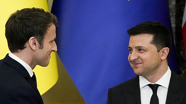 Ukrajinský prezident Volodymyr Zelenskyj (vpravo) a francouzský prezident Emmanuel Macron na spolené tiskové konferenci v Kyjev, která se konala v únoru.