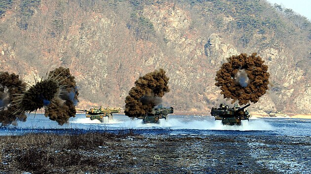 Jihokorejsk tank K2 Black Panther vysteluje kouov clony pi cvien.