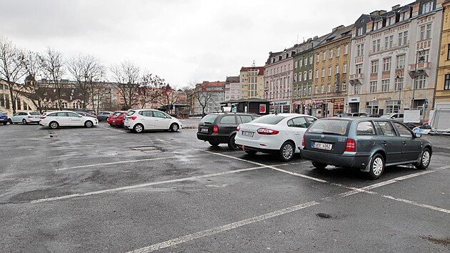 Placen veejn parkovit ve Varavsk ulici v centru Karlovch Var.