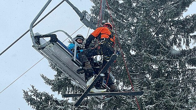 Hasi�i a hor�t� z�chran��i pomohli des�tk�m lid� se dostat dol� ze zaseknut� lanovky ve skiare�lu P�emyslov. (6. �nora 2022)