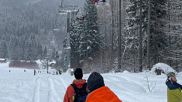 Hasii a hort zchrani pomohli destkm lid se dostat dol ze zaseknut lanovky ve skiarelu Pemyslov. (6. nora 2022)