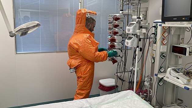 Nemocnice Na Bulovce p�edstavila biobox pro hospitalizaci pacient� s vysoce naka�livou nemoc�. (2. �nora 2022)