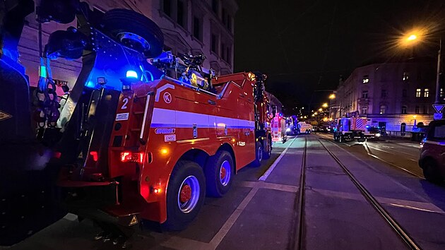 V nedli krtce po 22. hodin zasahovaly jednotky praskch hasi z centrln a petnsk stanice v ulici Blehradsk v Praze 4 u uvzlho nkladnho vozidla. (7. nora 2022)