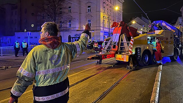 V nedli krtce po 22. hodin zasahovaly jednotky praskch hasi z centrln a petnsk stanice v ulici Blehradsk v Praze 4 u uvzlho nkladnho vozidla. (7. nora 2022)