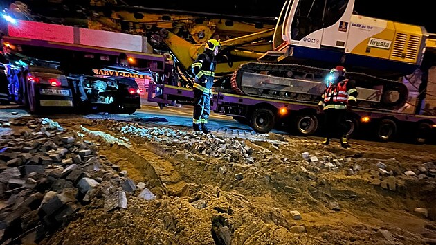 V nedli krtce po 22. hodin zasahovaly jednotky praskch hasi z centrln a petnsk stanice v ulici Blehradsk v Praze 4 u uvzlho nkladnho vozidla. (7. nora 2022)