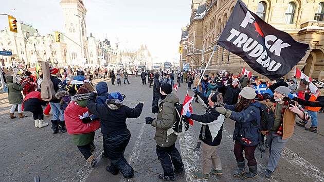 Lid v ulicch Ottawy protestuj proti koronavirovm opatenm. (31. ledna 2022)