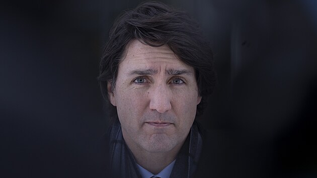 Kanadsk premir Justin Trudeau hovo s mdii z neznmho msta pot, co oznmil nkazu koronavirem. (31. ledna 2022)
