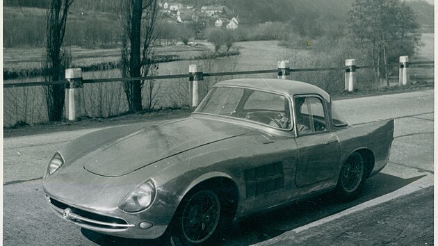 Po dvojici zvodnch specil KODA 1100 OHC s otevenou lamintovou karoseri (1957) vznikla v obdob 1959/1960 dv kup. Dvoumstn uzaven karoserie byla run vyklepna z plech z hlinkovch slitin.