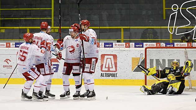Hokejov extraliga, 48. kolo, Litvnov - Tinec. 
Tinec slav gl, Denis Godla vpravo smutn.