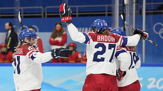 Česká útočnice Tereza Radová (27) se raduje se spoluhráčkami z historicky prvního gólu národního týmu na olympijských hrách v Pekingu.