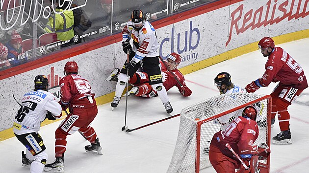 Momentka z utkn 49. kola hokejov extraligy: HC Oceli Tinec - HC Sparta Praha