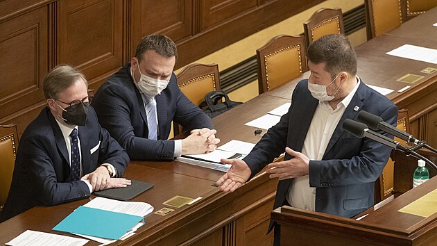 Vl�da p�es obstrukce SPD protla�ila Sn�movnou po 35 hodin�ch novelu pandemick�ho z�kona. Pro p�edlohu hlasovalo 70 ze 122 p��tomn�ch poslanc�, v�hradn� z p�ti vl�dn�ch stran. (2. �nora 2022)
