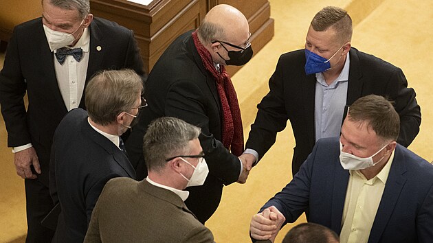 Vl�da p�es obstrukce SPD protla�ila Sn�movnou po 35 hodin�ch novelu pandemick�ho z�kona. Pro p�edlohu hlasovalo 70 ze 122 p��tomn�ch poslanc�, v�hradn� z p�ti vl�dn�ch stran. (2. �nora 2022)