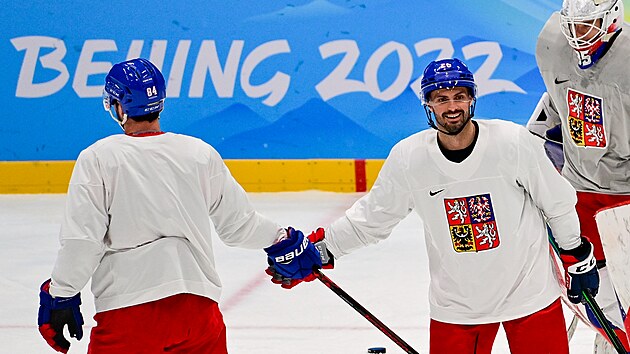 Trénink české hokejové reprezentace na OH v Pekingu 2022. Zleva Tomáš Kundrátek, Michal Řepík a brankář Roman Will. (4. února 2022)