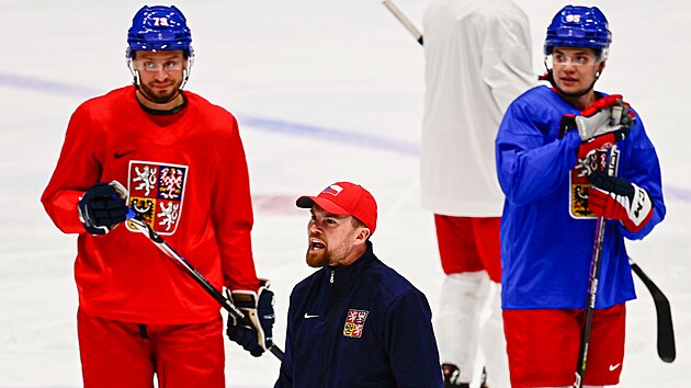 Trénink české hokejové reprezentace na OH v Pekingu 2022. Zleva Tomáš Zohorna, trenér Filip Pešán a Matěj Blümel. (4. února 2022)