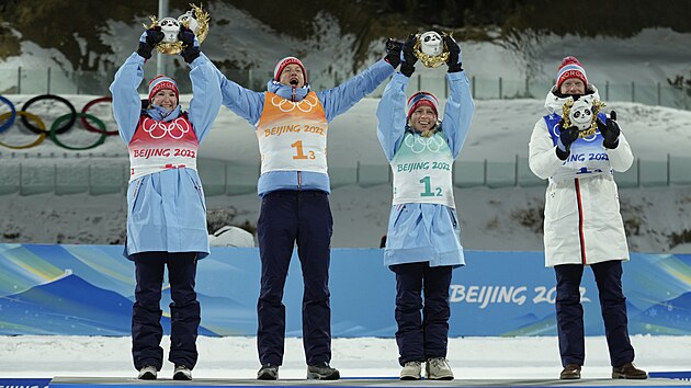 Zleva Marte Olsbu Roeiselandov  z Norska, Tarjei Boe, Tiril Eckhoffov a Johannes Thingnes Boe a jejich prvn msto v biatlonov smen tafet na 4x6 kilometr v Pekingu 2022. (5. nora 2022)