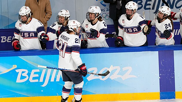 Americk hokejistky na olympijskch hrch v Pekingu v zkladn skupin bojuj proti vcarkm. Na snmku Hilary Knightov ze Spojench stt (21). (6. nora 2022)