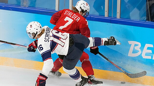 Americk hokejistky na olympijskch hrch v Pekingu v zkladn skupin bojuj proti vcarkm. Na snmku Amerianka Hayley Scamurraov (16) se srazila se vcarkou Larou Stalderov (7). (6. nora 2022)