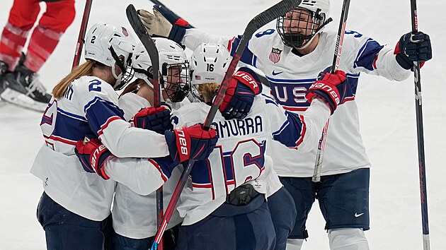 Americk hokejistky na olympijskch hrch v Pekingu v zkladn skupin bojuj proti vcarkm. (6. nora 2022)