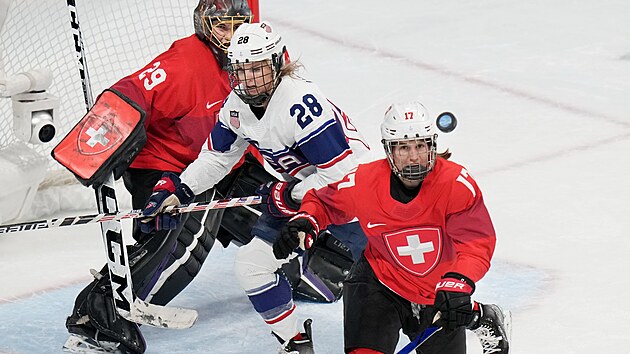 Americk hokejistky na olympijskch hrch v Pekingu v zkladn skupin bojuj proti vcarkm. (6. nora 2022)