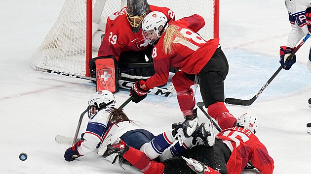 Americk hokejistky na olympijskch hrch v Pekingu v zkladn skupin bojuj proti vcarkm. (6. nora 2022)