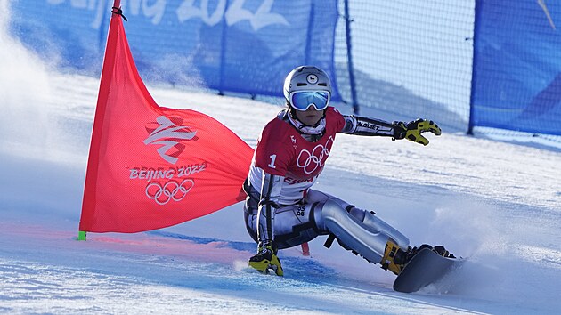 Ester Ledeck bhem finle paralelnho obho slalomu na olympijskch hrch v Pekingu jedouc si pro zlato. (8. nora 2022)