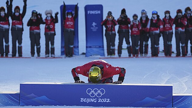 Rakuan Benjamin Karl, dritel zlatho medaile, lb pdium bhem ceremonilu v paralelnm obm slalomu mu v Pekingu 2022. (8. nora 2022)
